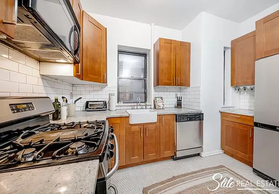 5th image of 100 Suffolk St APT 4B