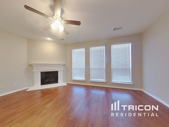 2nd image of 3729 Summersville Ln