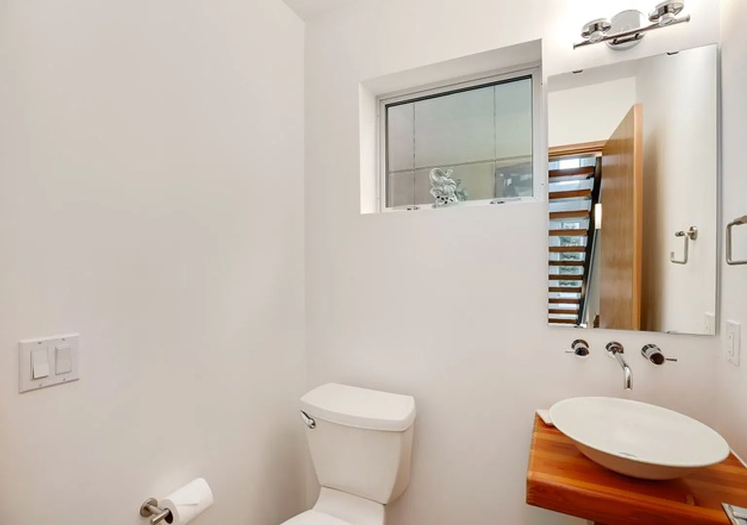 Stunning Modern 3 Bed / 2.5 Bath Townhome in Beautiful Maple Leaf Neighborhood — Photo 3