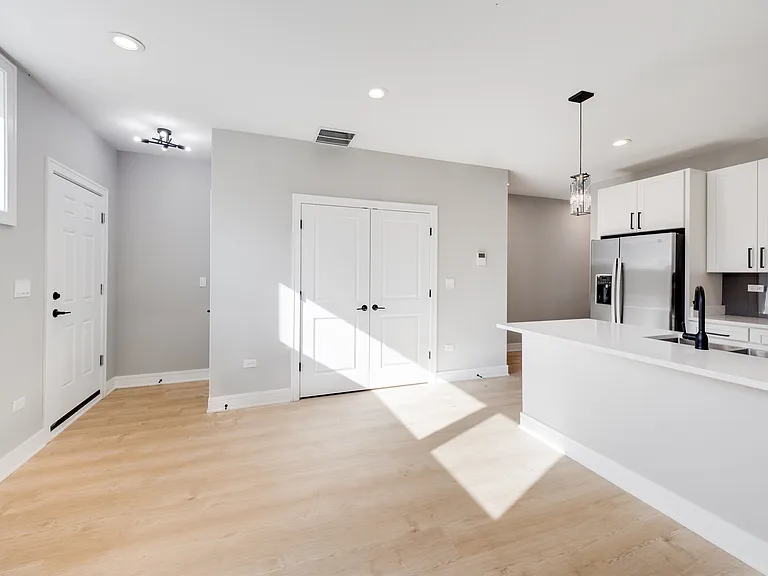 6639 S Langley Ave #1 — Photo 4