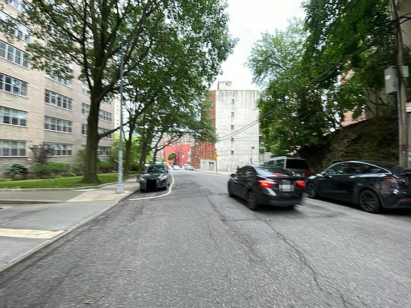 4th image of 555 Kappock St