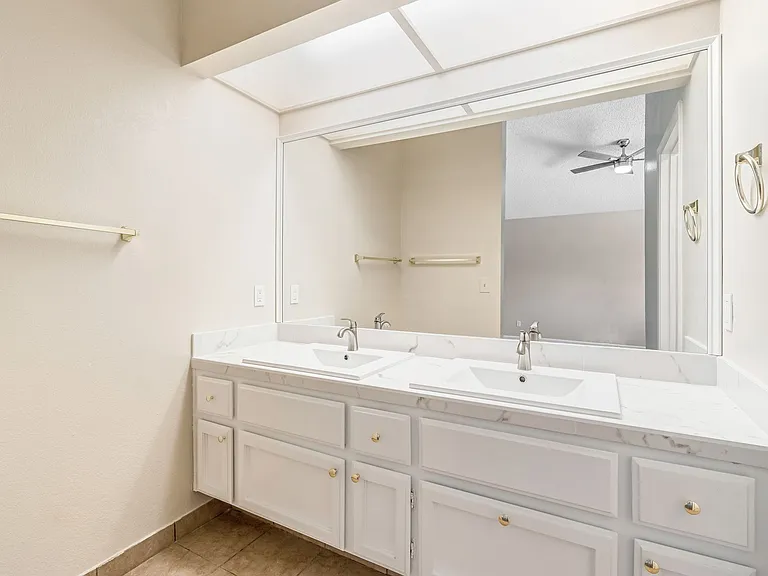 6733 N Warren Ave — Photo 32
