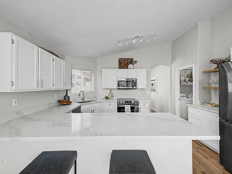 143 N Danyell Ct — Photo 7