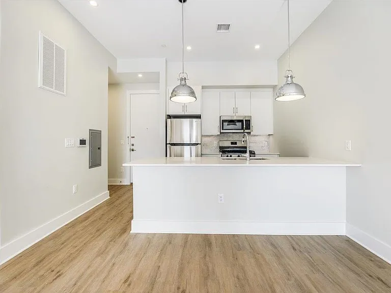 667-665 Grand St #305 — Photo 2