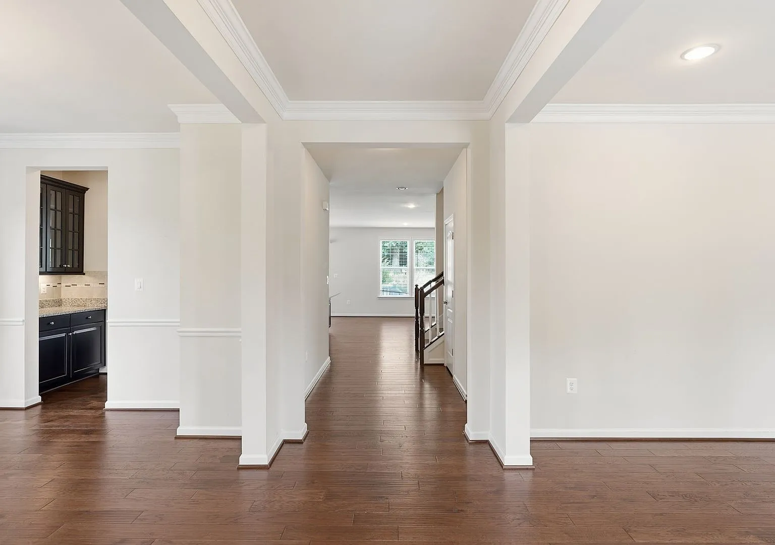 Welcome to this exceptional residence offering space, style, and comfort in a beautifully designe... — Photo 2