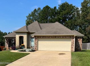 425 Silver Hl, Pearl, MS 39208