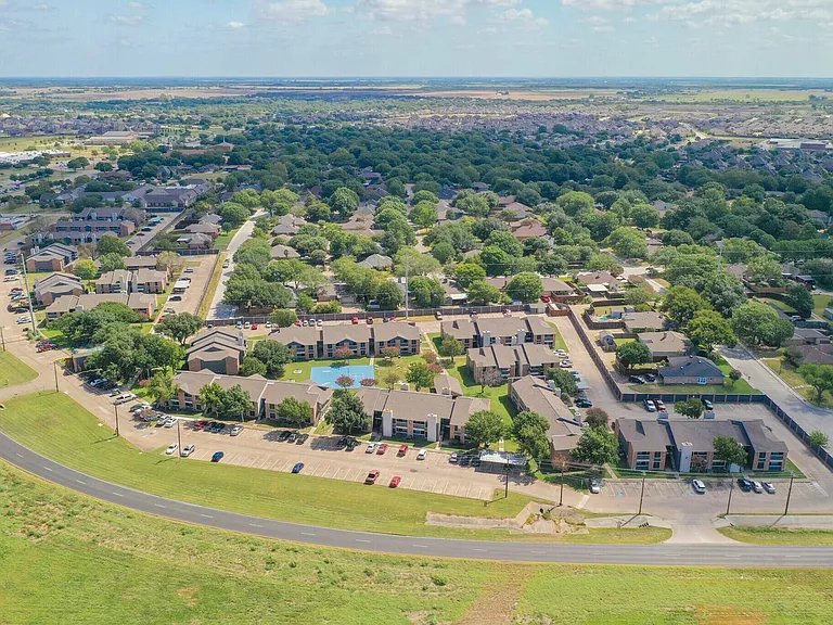 Discover the Expansive Grounds of Bridgepoint Apartments