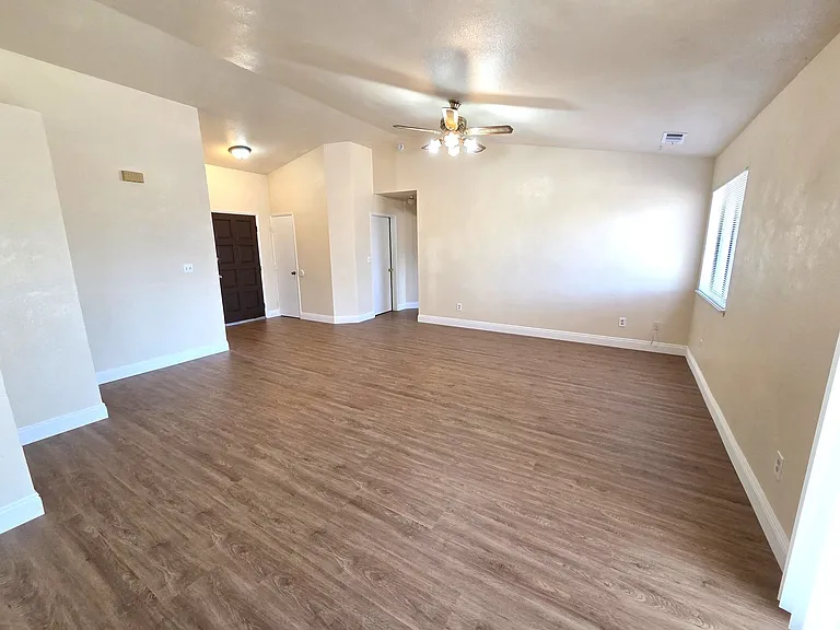 1139 W Glenn Ct — Photo 3