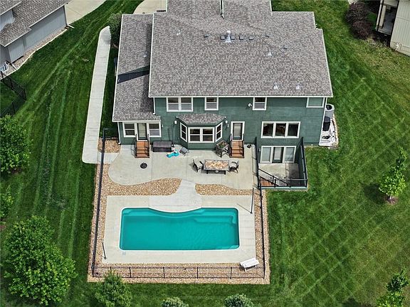 2nd image of 15534 Shawnee Dr