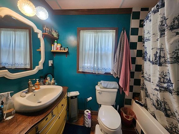 3rd image of 302 W Main St