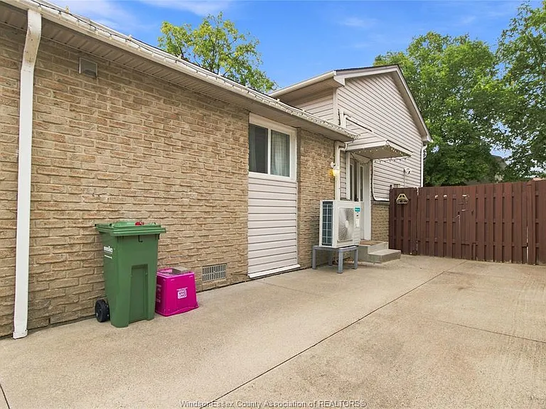 1229 Arncliffe Place — Photo 20