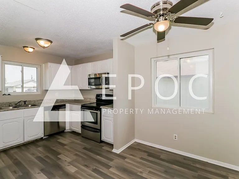 2208 Creekwood Dr — Photo 3