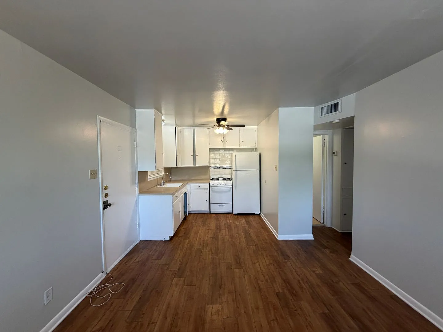 Colonial Apartments — Photo 4