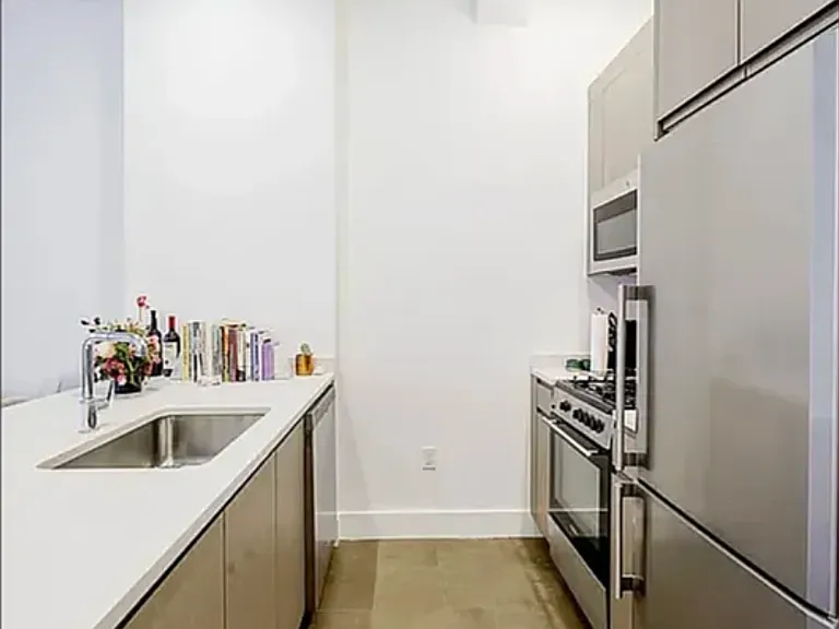 321 W 37th St #PENTHOUSE — Photo 7