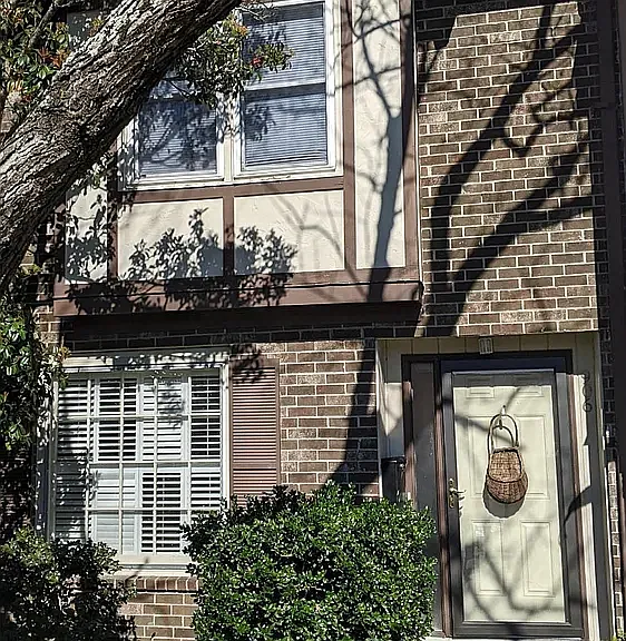 906 Beresford Ct — Photo 3