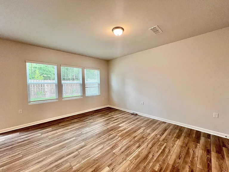 870 McKenzie Park Ter — Photo 2