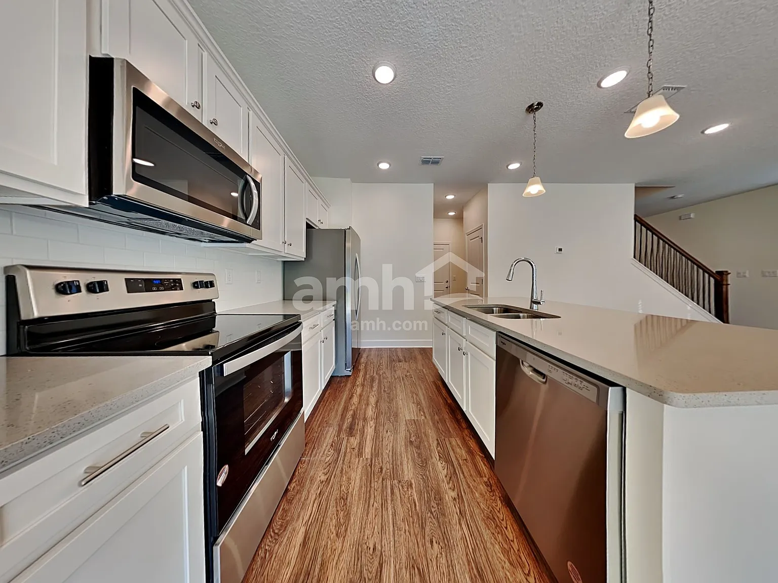 4 bed, 2.5 bath, 1977 sqft, $2,310 — Photo 4
