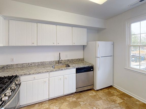 3rd image of 718 Quince Orchard Blvd #10