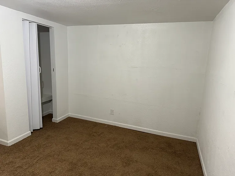 Basement family room / bonus room / non-conforming 3rd bedroom