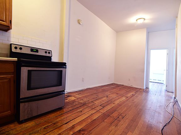 3rd image of 523 Graham Ave APT 2l