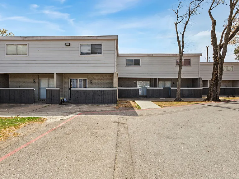 The Ellis Apartments — Photo 5