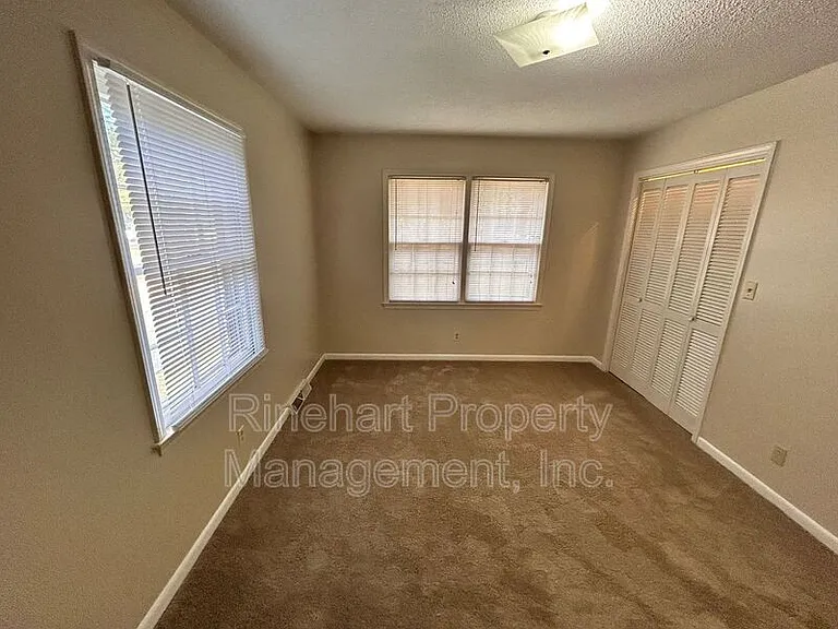 699 University Dr — Photo 11