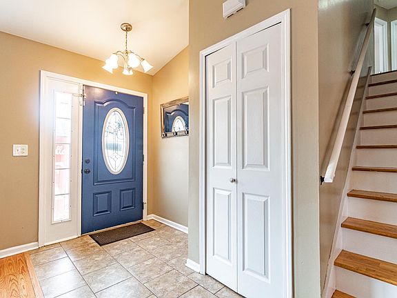 2nd image of 2060 Evergreen Ln