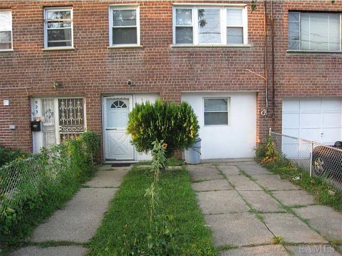 1st image of 925 E 224th St