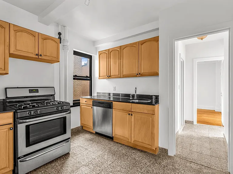 433 W 21st St #6A — Photo 5