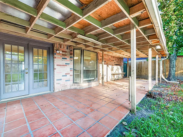 7422 Cortes Dr — Photo 35
