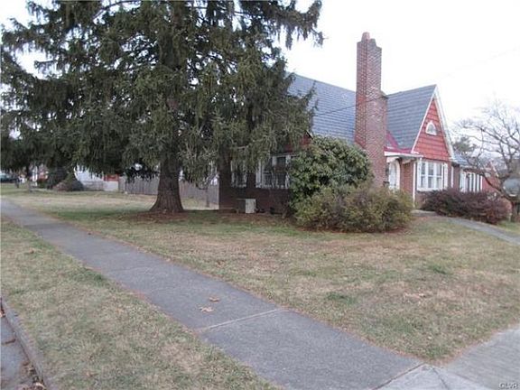 4th image of 833 Belmont St