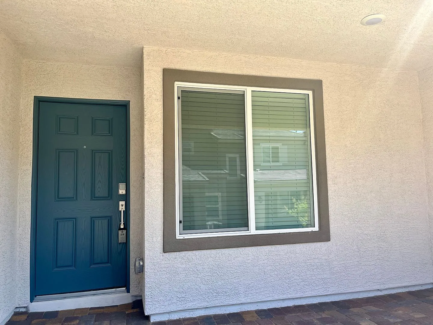 Three bedroom, 2 1/2 bath, two car garage townhouse in gated community — Photo 3