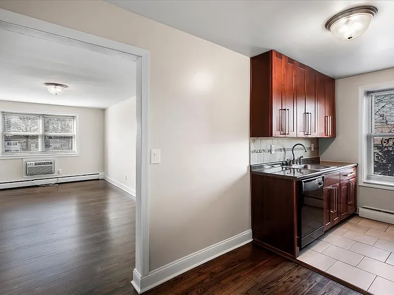 Whitehouse Apartments — Photo 6