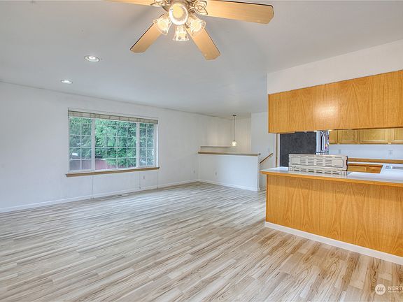 4th image of 10409 206th Avenue E