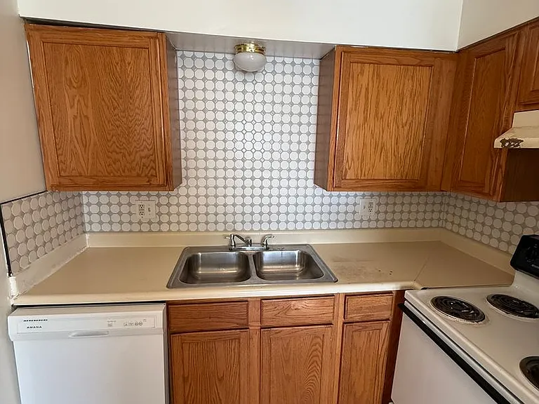 Lawrence Glen Apartments — Photo 21