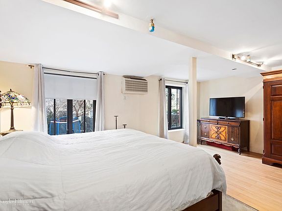 1st floor mezz bedroom