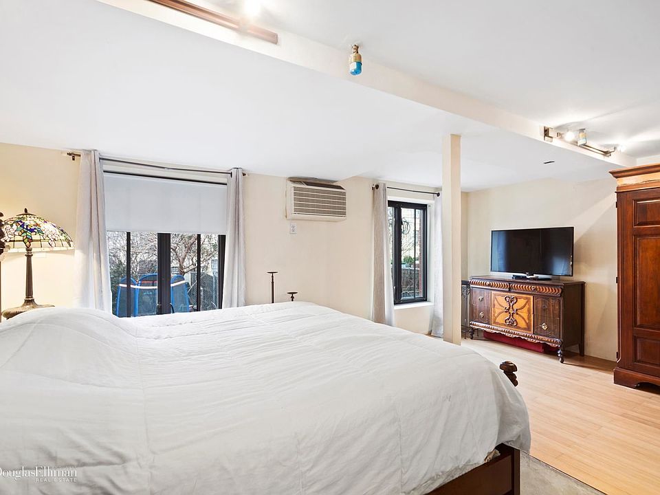 1st floor mezz bedroom