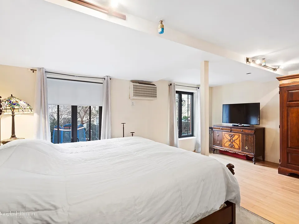 1st floor mezz bedroom