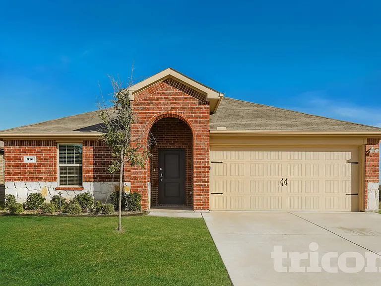 916 Roland Dr — Photo 1