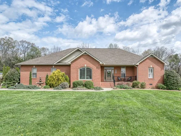 1051 Heathwood West Dr, Cookeville, TN 38506