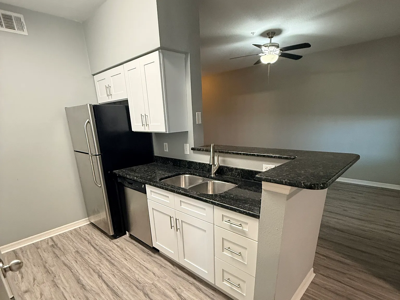 2 bed, 1000 sqft, $2,250 — Photo 4