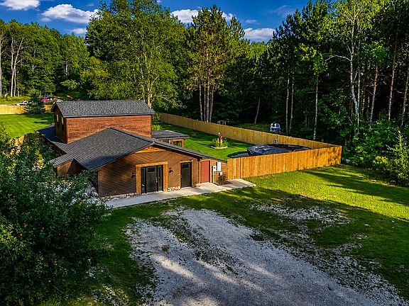 3rd image of 565 Cloverleaf Ln