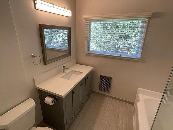 2nd image of 522 San Vicente Blvd #C