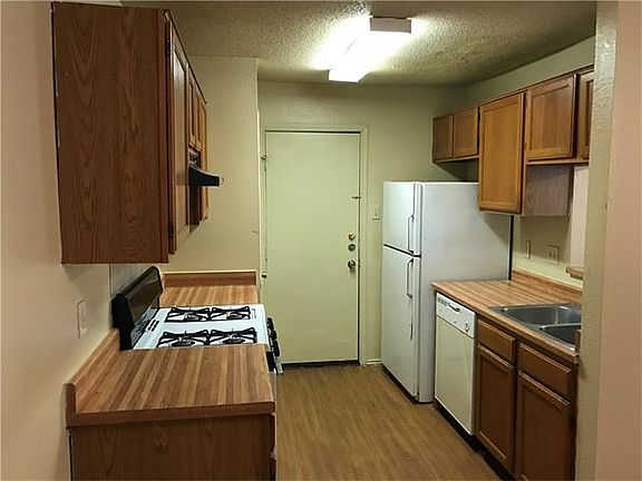 4th image of 1200/1202 Orchard Park Cir