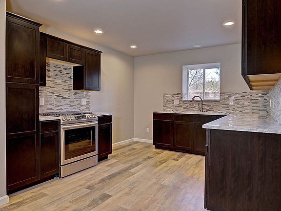 3rd image of 526 Oriole Dr