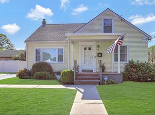 15 Willis St, Southampton, NY 11968
