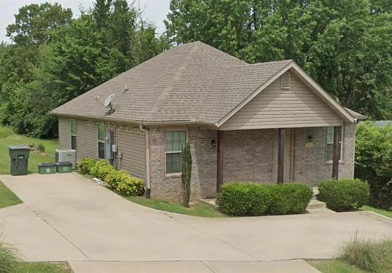 1217 N Stephens Ave — Photo 2