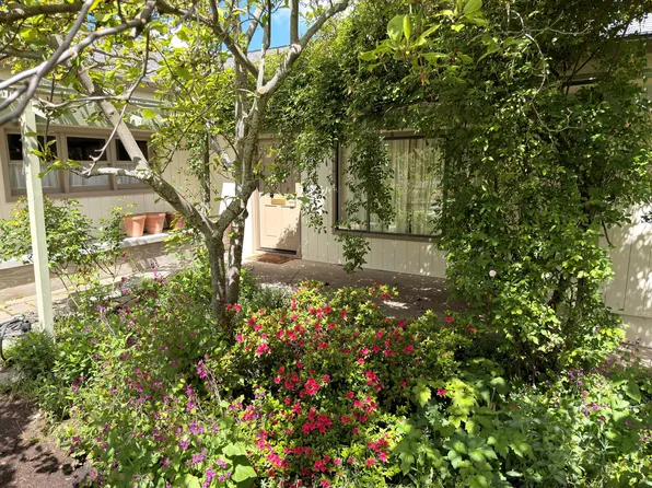 945 Hillview Dr, Ashland, OR 97520