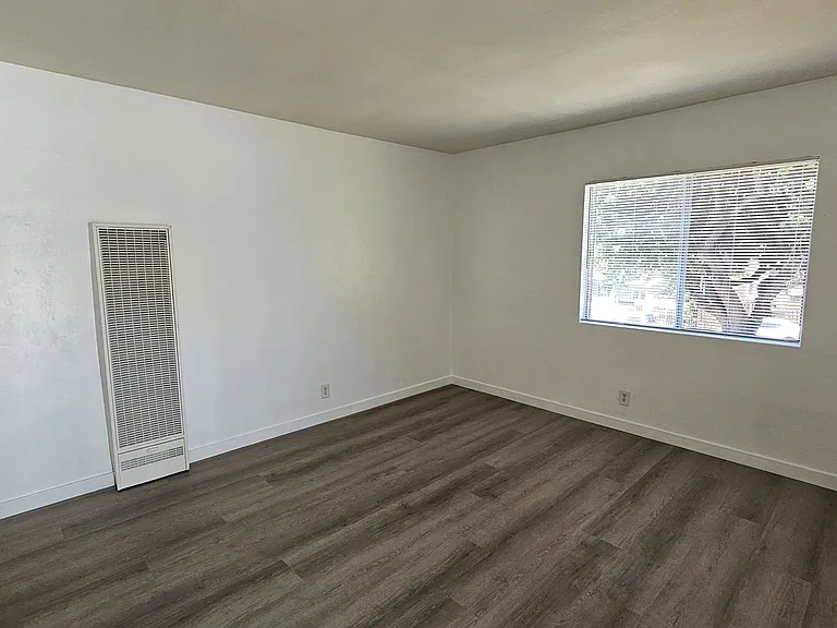 2522 2522 1/2mlancaster Ave — Photo 3