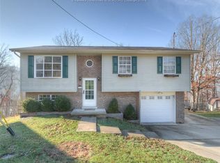 137 Eastwood Ln, Nitro, WV 25143